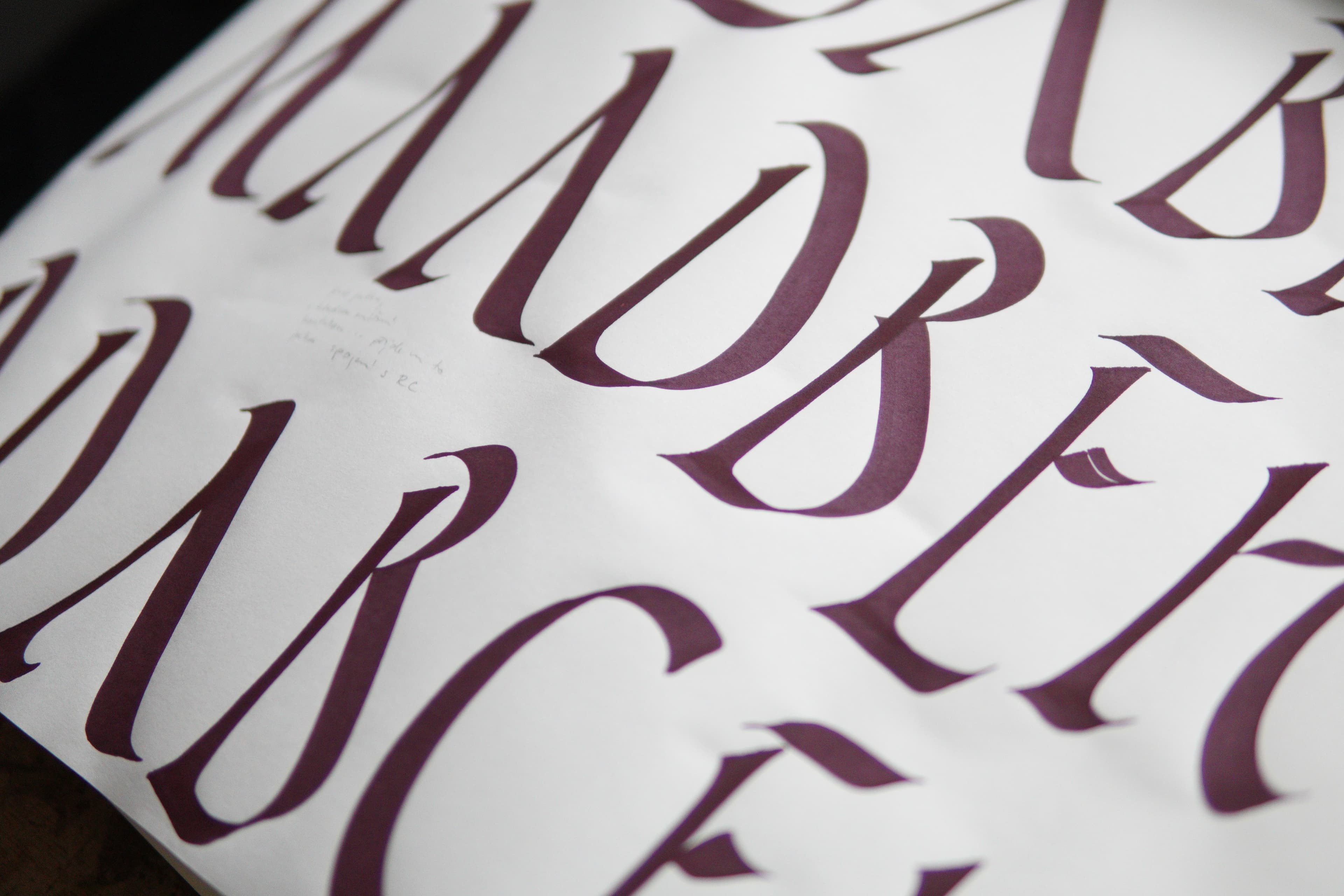 Kaligrafie plochým perem